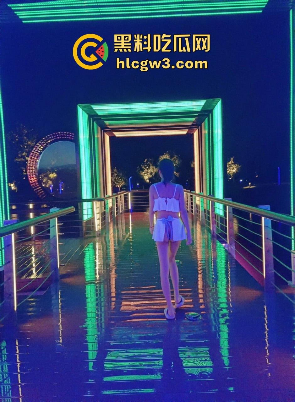 金华极品情侣【小鸟医人】大胆露出！户外放尿、透视装全裸人前露出，骚劲简直拉满！-7