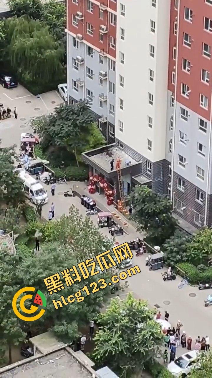 结婚当天邻居跳楼,喜事变悲剧,新人如何处理这场突如其来的困境?-10