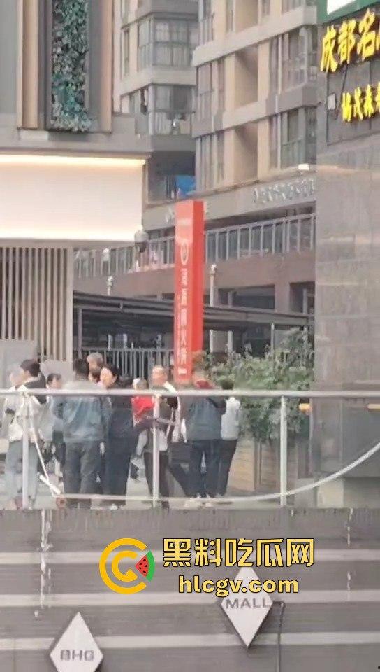 重庆男子跳楼导致外卖延时送达,外卖小哥们却在现场吃瓜!-2