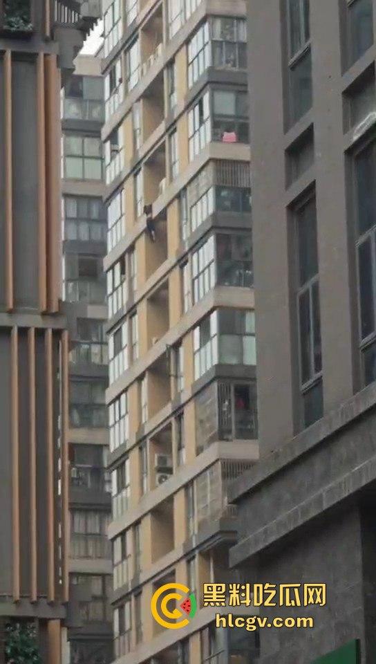 重庆男子跳楼导致外卖延时送达,外卖小哥们却在现场吃瓜!-6