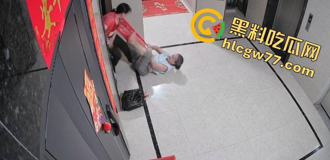 青岛阳光水岸疯老太夜袭邻居，老人被揍成猪头，监控曝变态暴行！-3