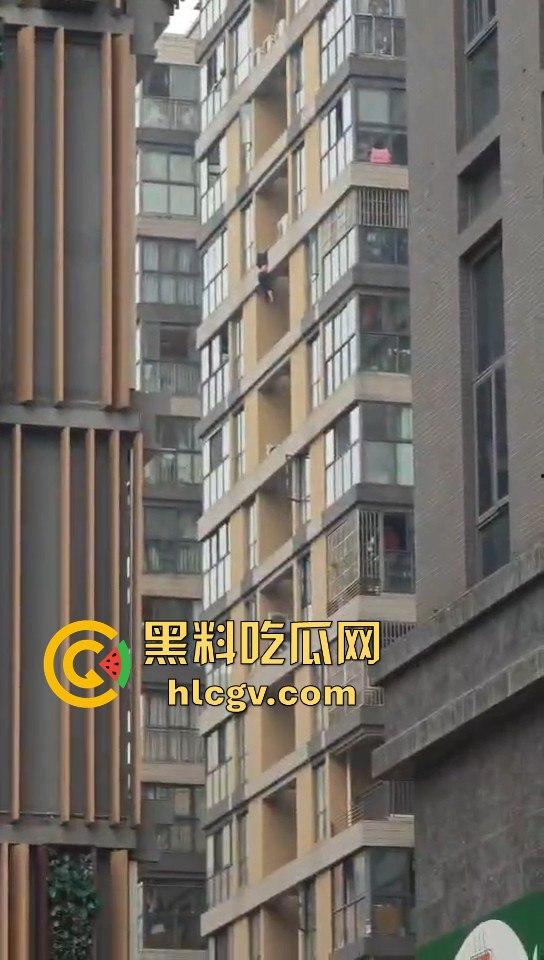 重庆男子跳楼导致外卖延时送达,外卖小哥们却在现场吃瓜!-7