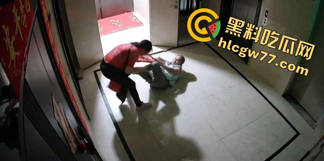 青岛阳光水岸疯老太夜袭邻居，老人被揍成猪头，监控曝变态暴行！-7