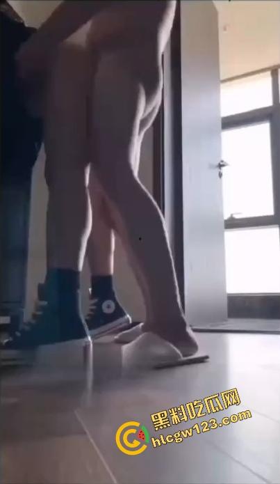 黑料吃瓜粉丝必看,京爷约炮太地道了,匡威妹子桌上一顿啪啪啪,就是不给看逼有点不厚道了!-7