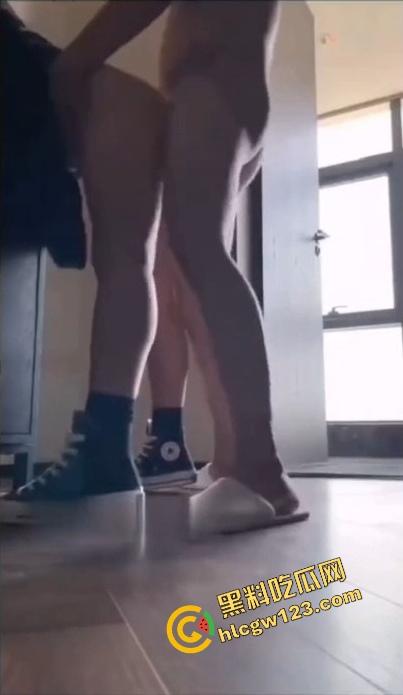 黑料吃瓜粉丝必看,京爷约炮太地道了,匡威妹子桌上一顿啪啪啪,就是不给看逼有点不厚道了!-8