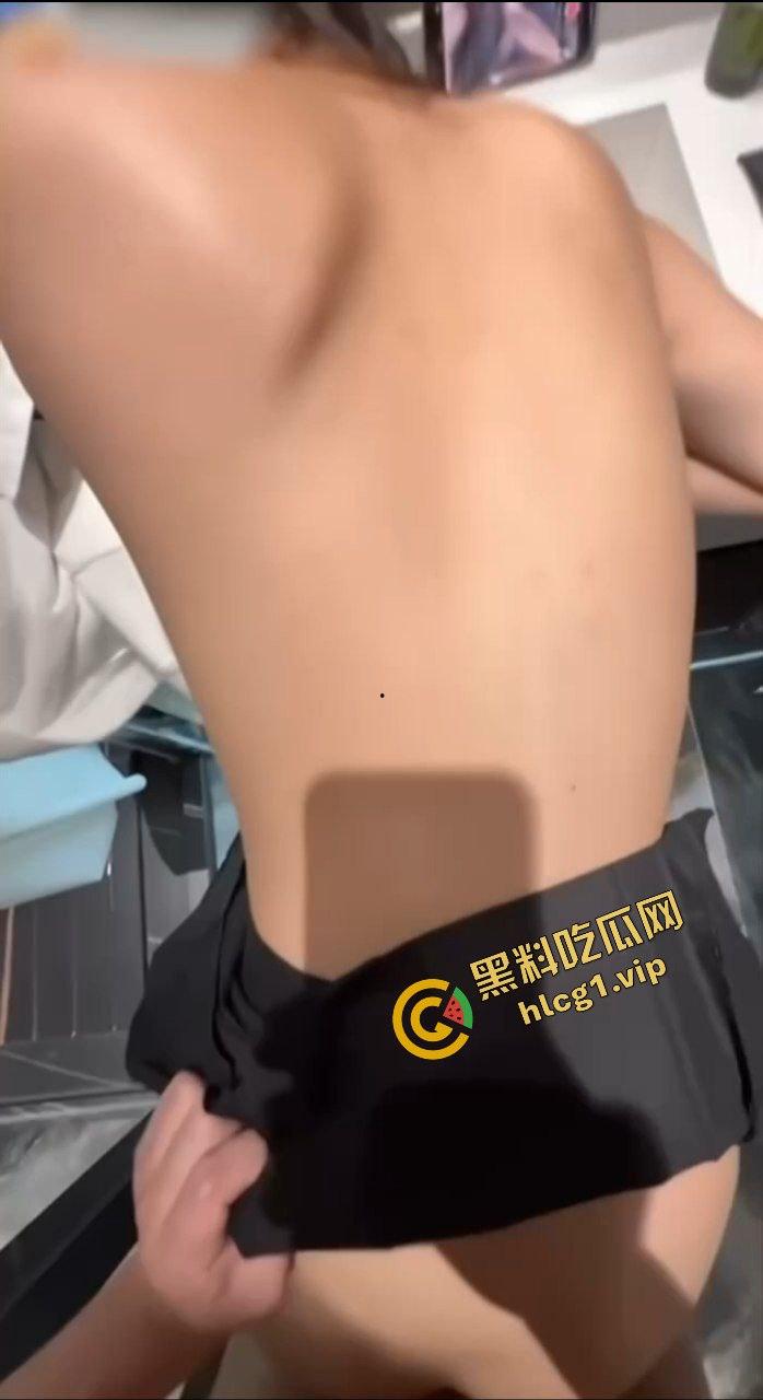 网友投稿曝光！三亚旅游认识的姐妹花，喝酒聊天微醺片刻，酒店卫生间干炮，愉快邂逅！-6