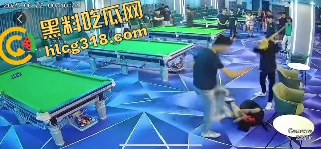 球杆打断还在踹，台球厅狠人拎命干架，倒地哥被打得脸变形连亲妈都快认不出来了！-7