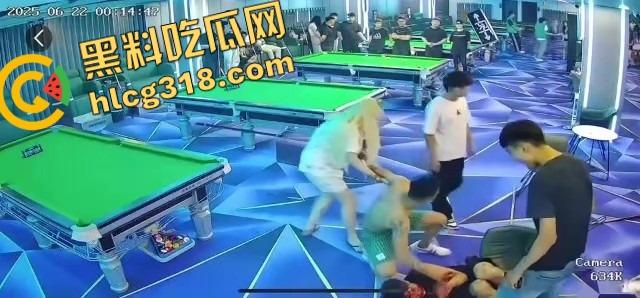 球杆打断还在踹，台球厅狠人拎命干架，倒地哥被打得脸变形连亲妈都快认不出来了！-13