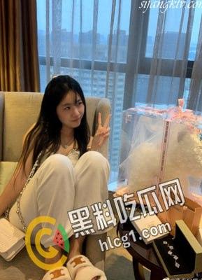 推特反差健身网红 悲哀小狗 高颜值女神自慰福利秀 JK装 豹纹裙白丝袜 诱惑满满！-8