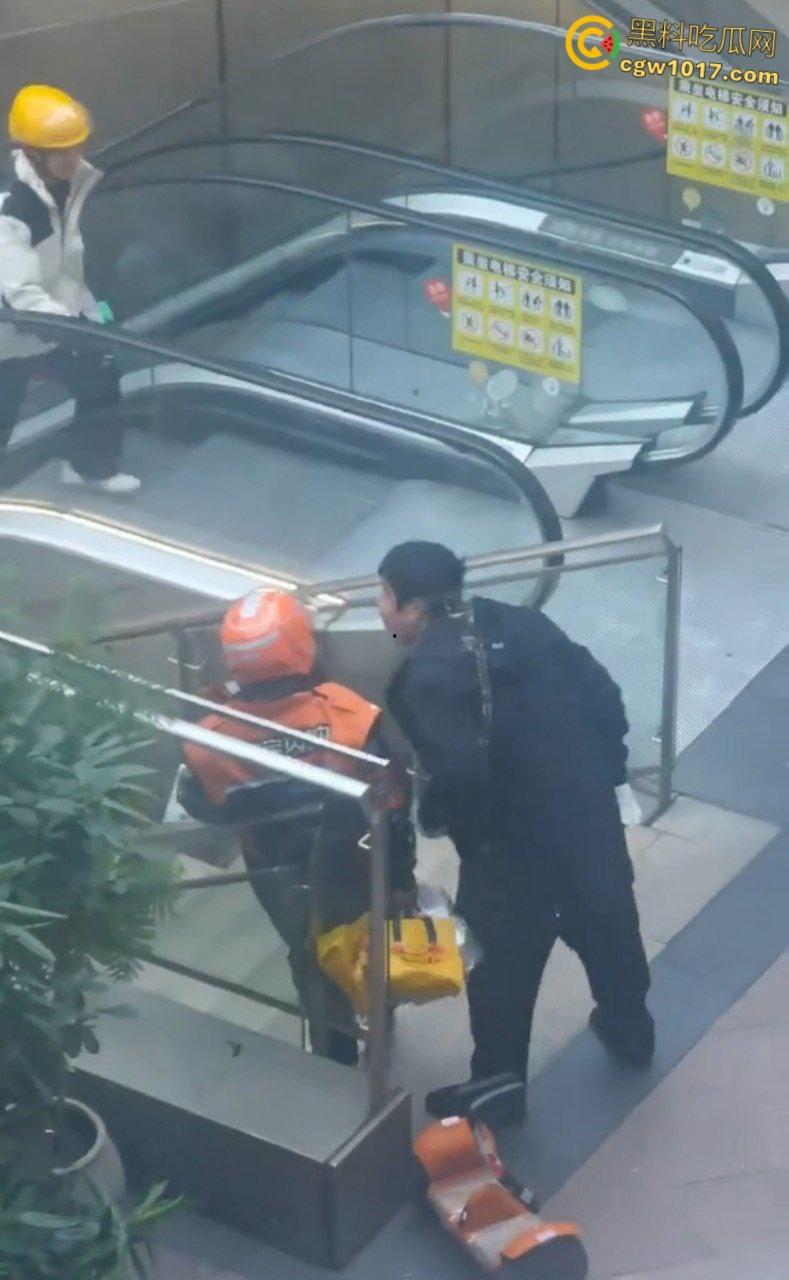 保安和外卖员商场爆发矛盾,真实上演君子动口不动手,互吐口水对峙互不退让,保安看他戴头盔就吐了就跑 !-1