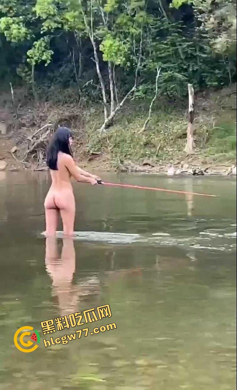 最强钓鱼媛诞生，别人在钓鱼她在钓老公，全裸甩奶抛竿甩出双峰，鱼懵了人疯了，我愿当她的鱼饵！-8