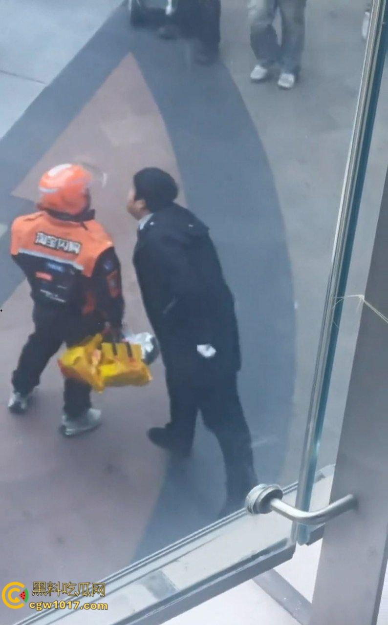保安和外卖员商场爆发矛盾,真实上演君子动口不动手,互吐口水对峙互不退让,保安看他戴头盔就吐了就跑 !-6