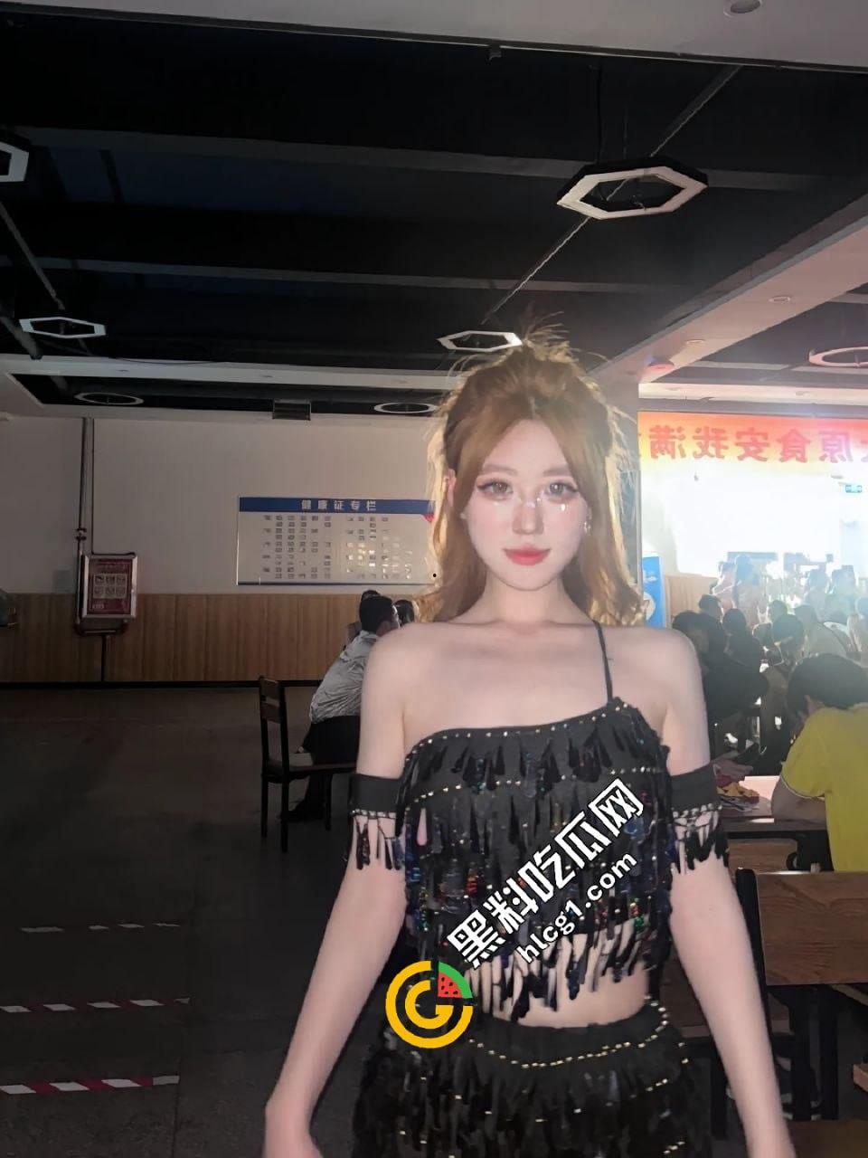 山西工商学院第二十七届校园文化艺术节交谊舞露奶事件 这奶子真想上台啃一口-2