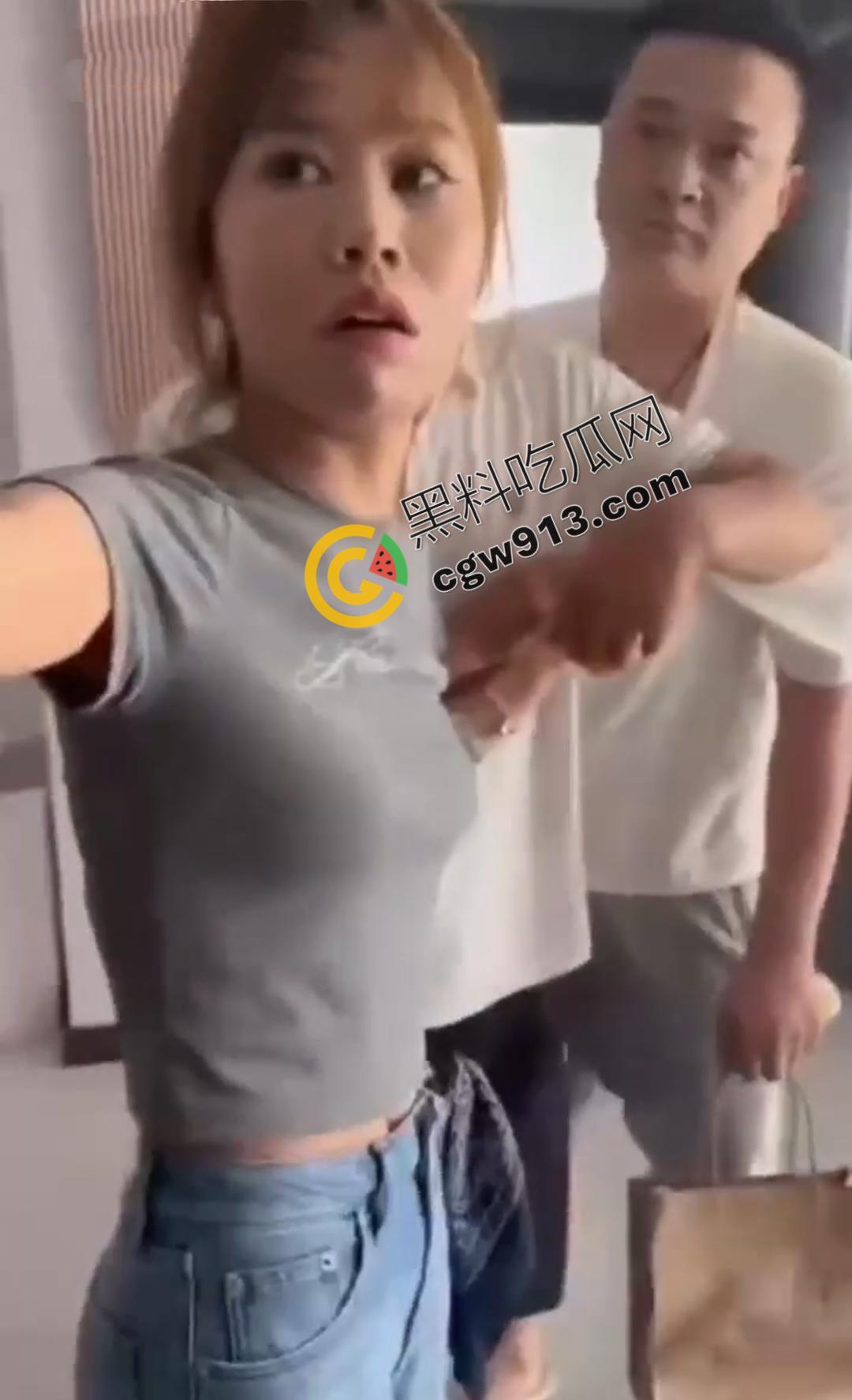 河南武陟县网红【王家二小姐】惨遭男友背叛,小三身材火辣,原配上门怒扇渣男与小三,震撼一幕引热议!-9