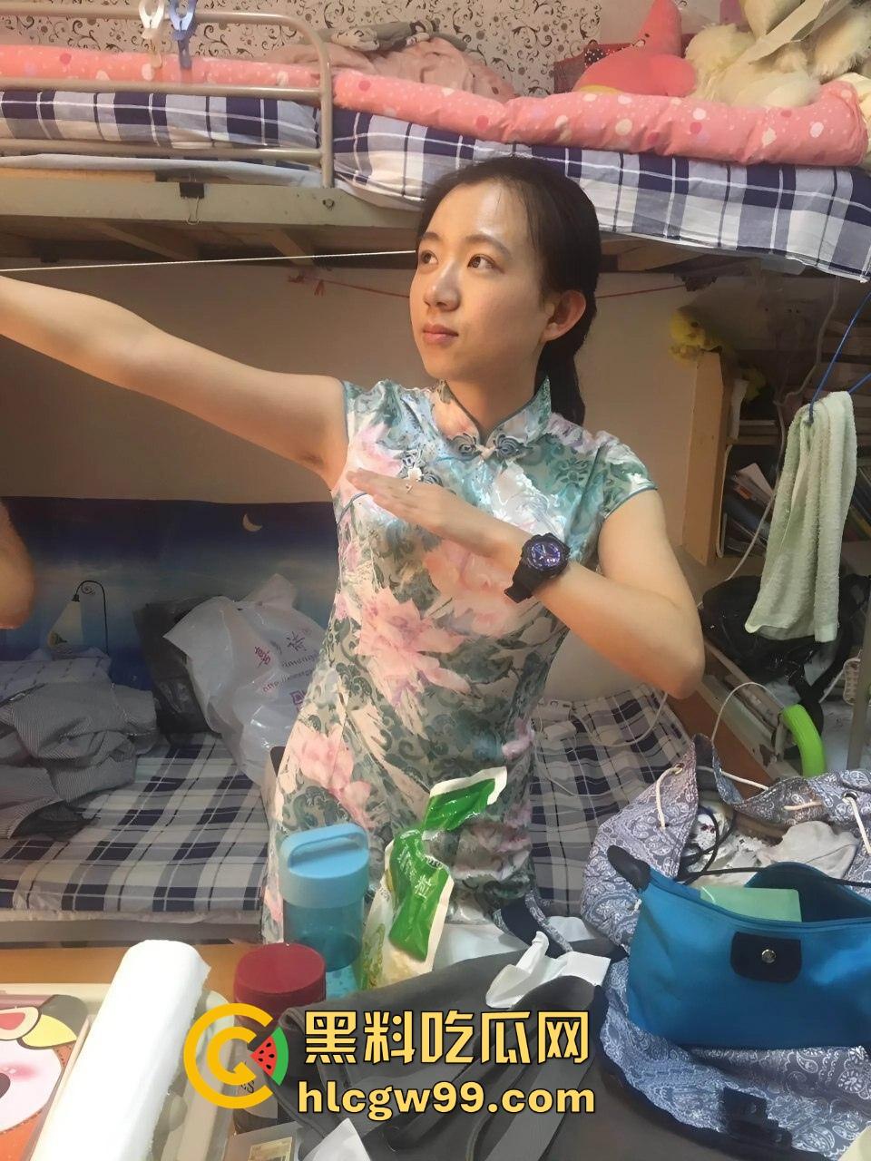 安大刚毕业骚女『周妙妙』剃逼毛当白虎被男友狂舔逼还打王者，这边舔着那边玩着！-5