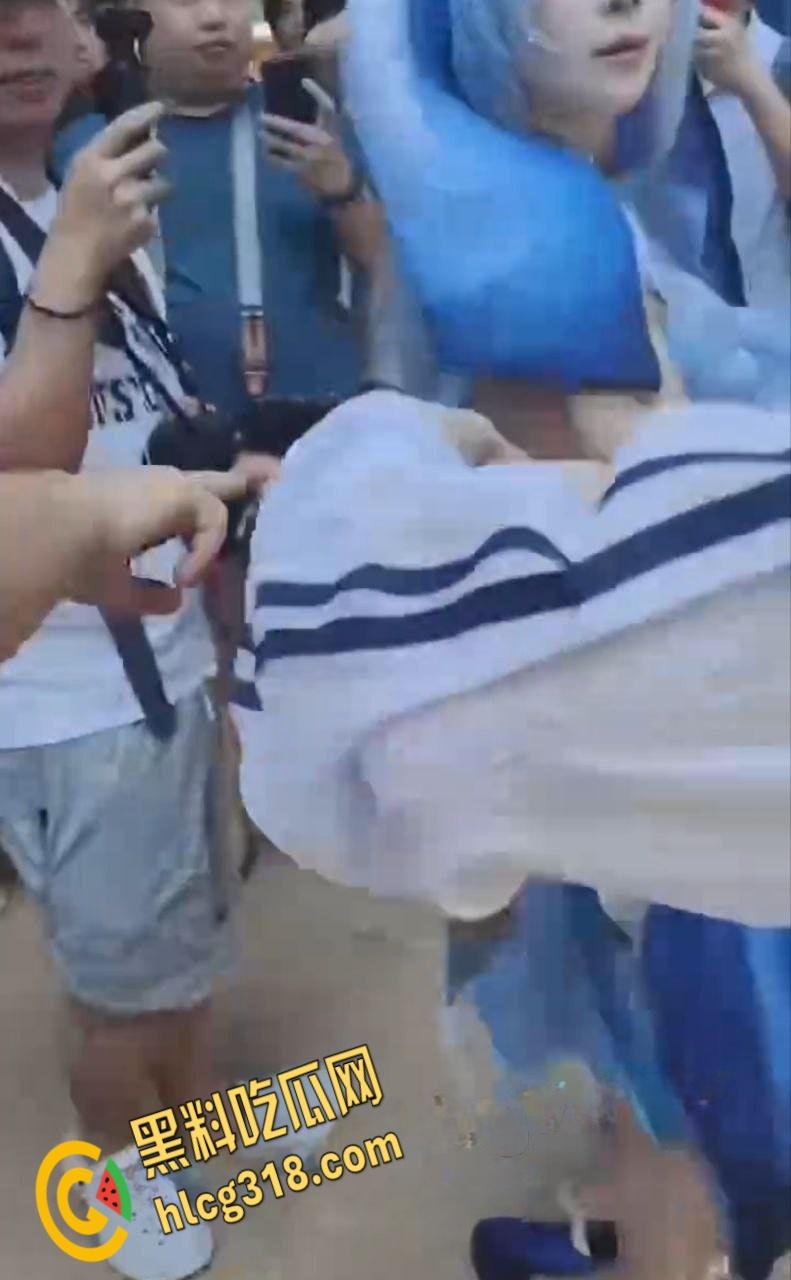 女生穿cos服去高考,同教室的小处男有福了,露这么大奶子还有心情考试么!-2