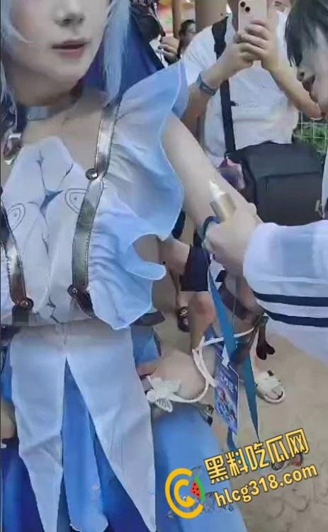 女生穿cos服去高考,同教室的小处男有福了,露这么大奶子还有心情考试么!-7