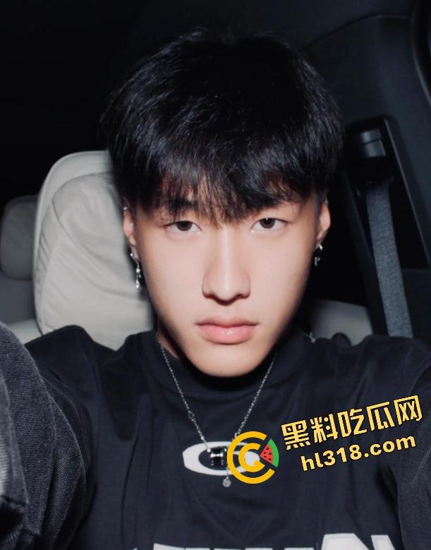 抖音爆笑热瓜,小伙拿登山杖挑牛菊花,没想到反被牛摁地摩擦,这下知道什么叫牛气冲天了吧!-7