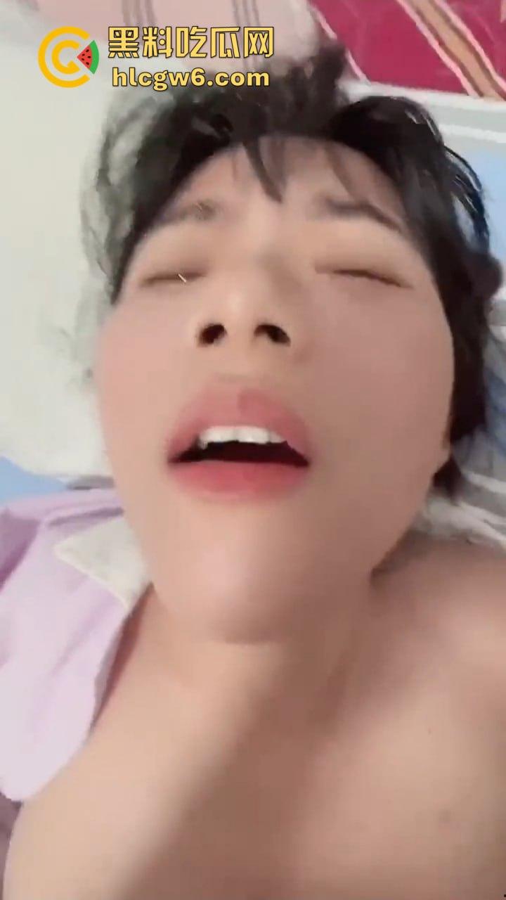 河北张家口小哥新交女友变母狗，26岁处女被破后骚到主动求干，同居后一起看AV随时开干，母狗养成教程上线！-2