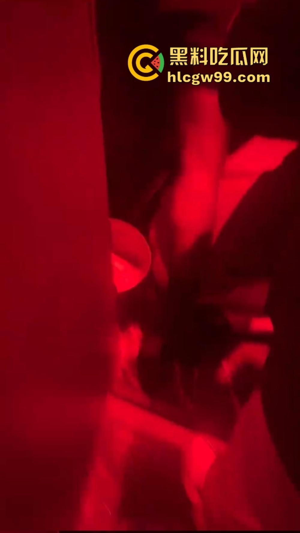 石家庄YOLO酒馆到底有多疯？50v50群架斗殴互砸酒瓶不算啥，厕所里直接开炮，这群小屁孩是疯了吧？-6