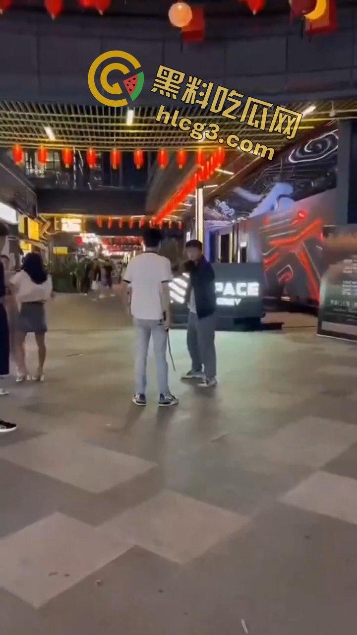 四川自贡梵华1939商业中心持枪争执，激烈对峙震撼全网！-8