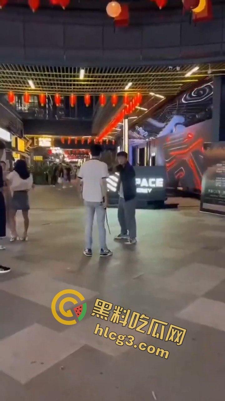 四川自贡梵华1939商业中心持枪争执，激烈对峙震撼全网！-9