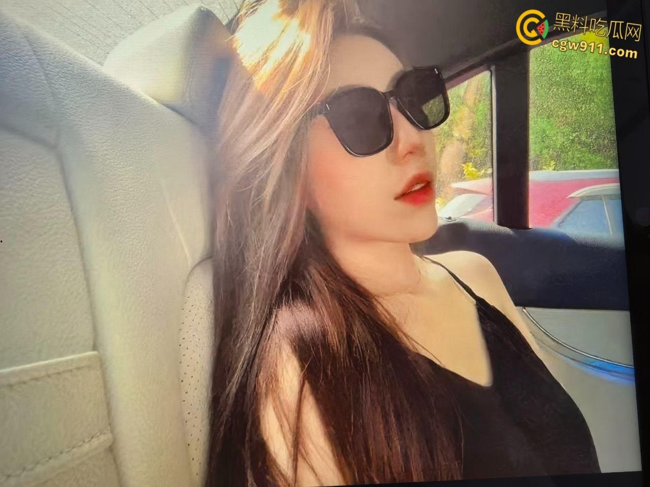 江苏南京银行职员【李丹丹】，高颜值白衬衫气质御姐，女上骑乘疯狂淫叫，还被绿帽癖男友贡献出去 ！-1