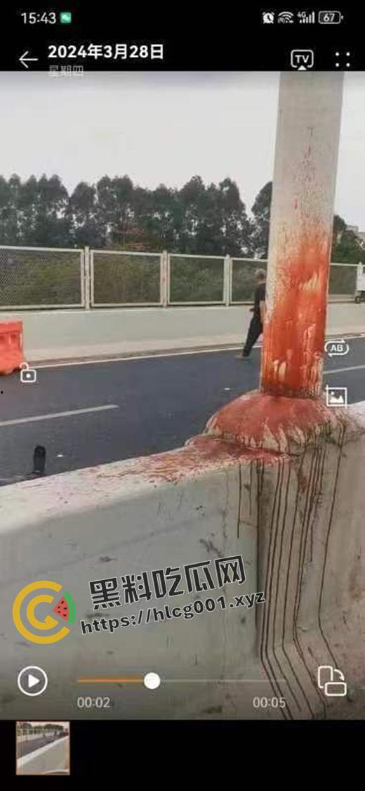 厦门同安大道杜卡迪飙车撞到柱子 人直接散架 柱子都染红了 当场盖布吃席 现场血腥画面流出-3