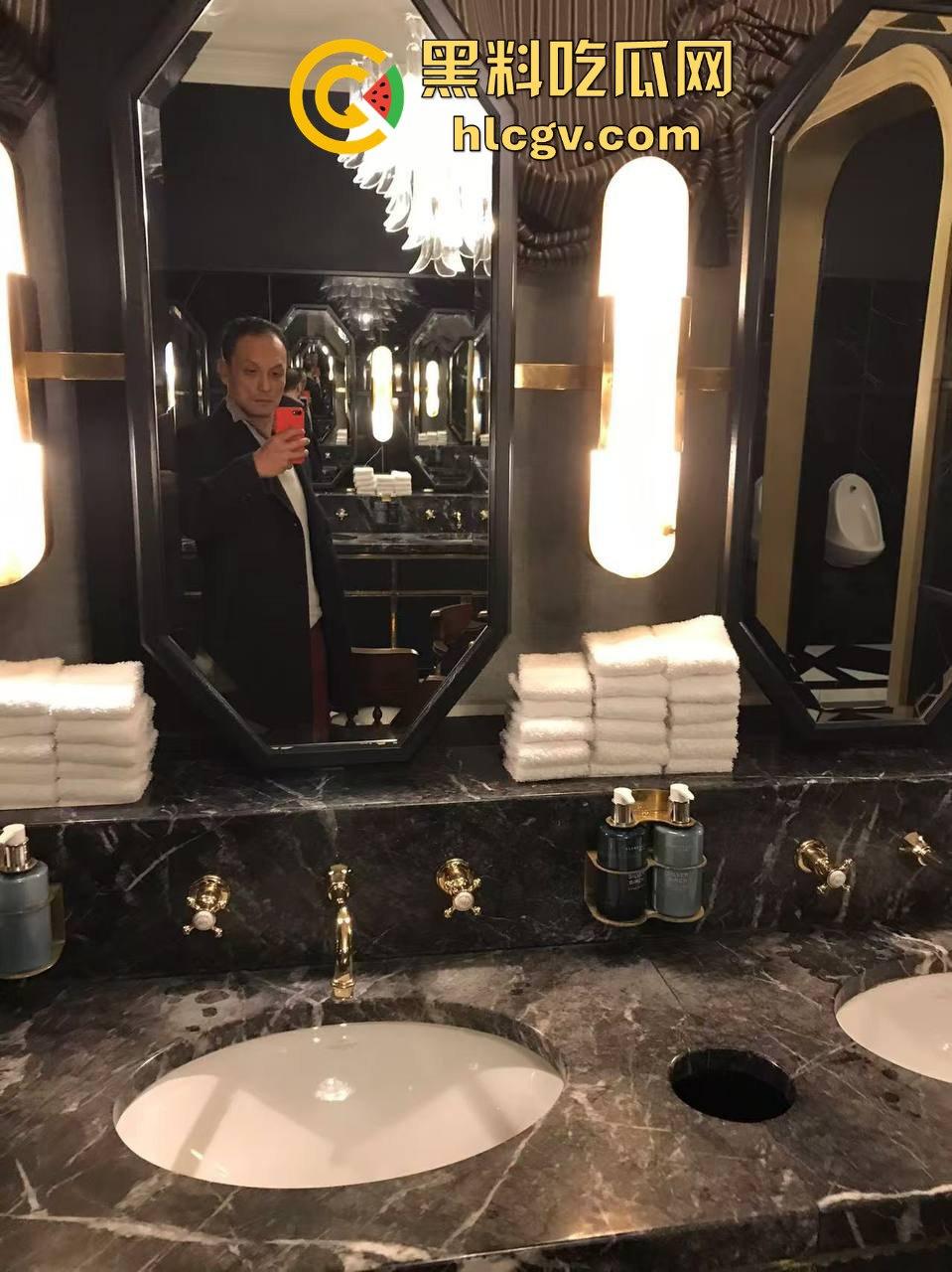 秃头洋奴舔外国屁眼,吹嘘高级商场厕所,老外的屎是巧克力味的?-1