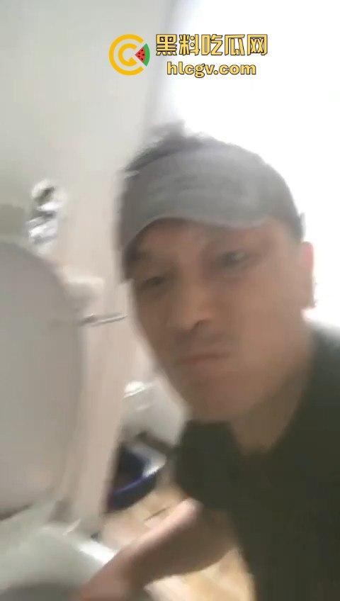 秃头洋奴舔外国屁眼,吹嘘高级商场厕所,老外的屎是巧克力味的?-10