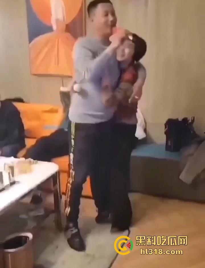 此乃吾辈楷模，年轻小伙面对极品富婆，不惜出卖肉体，有些钱啊就该他赚，这都能啃下去！-2