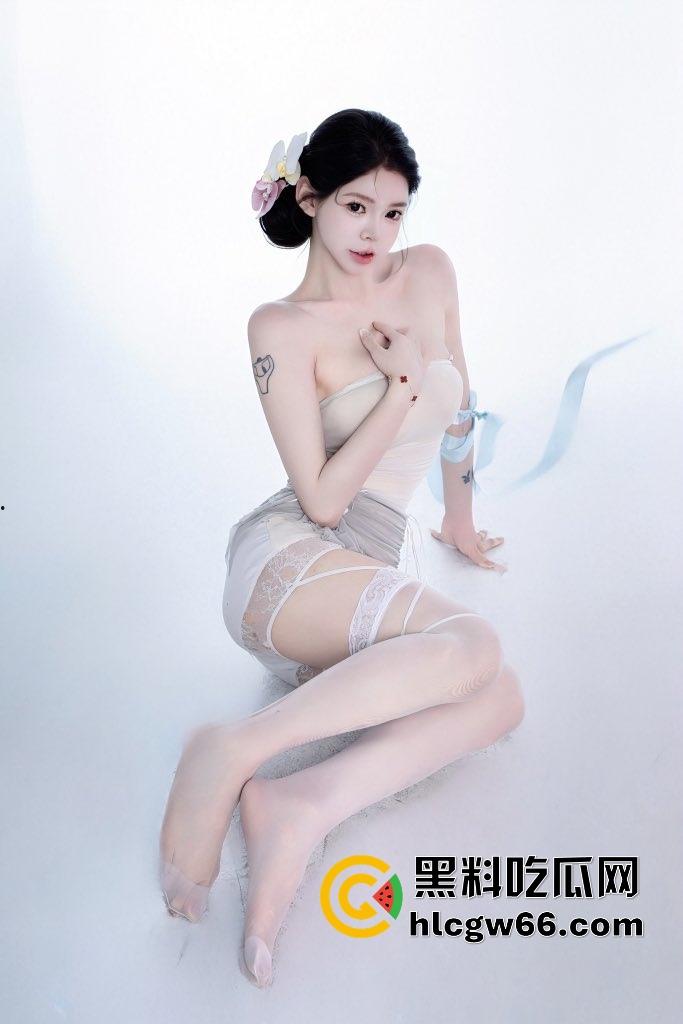 哈尔滨Ts骚妖【潘宁】细腰大奶爆菊撸屌两开花，长腿撸管边操边射，辣眼尤物谁敢信是大屌男！-2