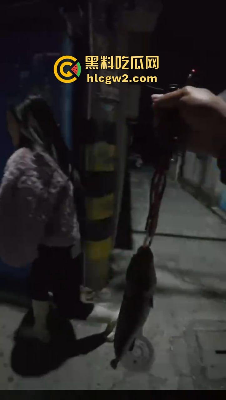 钓鱼佬想换小姐姐十分钟激情 拿条黄辣丁换草逼 小姐姐一脸嫌弃 把人当翘嘴钓呢？-9