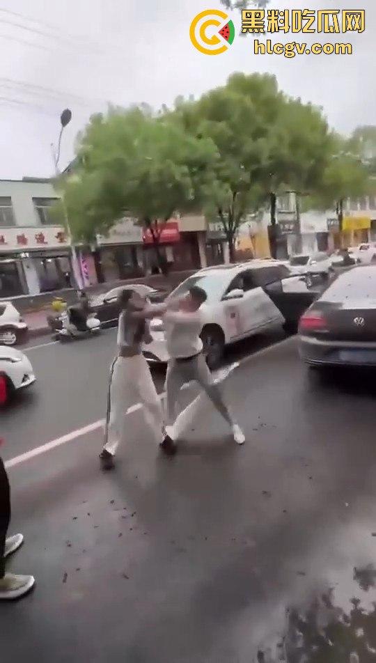 奇葩小仙女撞车先动手，结果男子十拳连击加扫把伺候，最后夹尾巴认怂小红书写小作文求网爆！-2