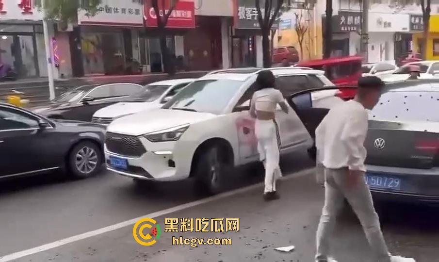 奇葩小仙女撞车先动手，结果男子十拳连击加扫把伺候，最后夹尾巴认怂小红书写小作文求网爆！-3