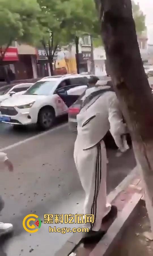 奇葩小仙女撞车先动手，结果男子十拳连击加扫把伺候，最后夹尾巴认怂小红书写小作文求网爆！-8