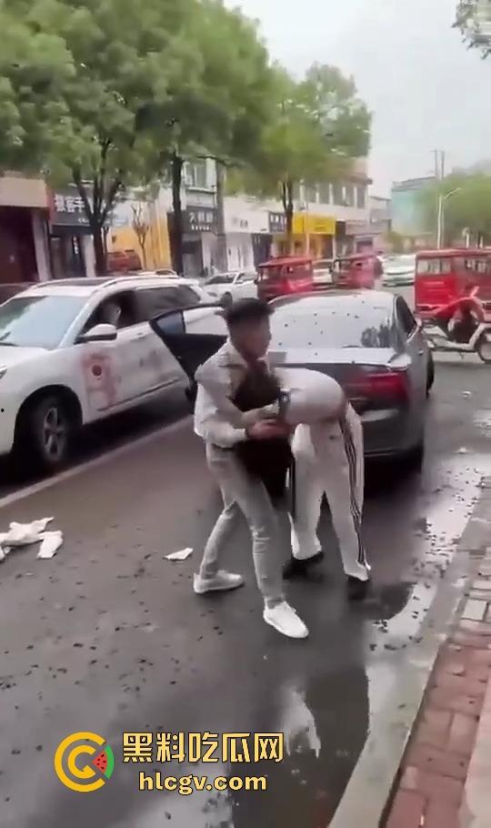 奇葩小仙女撞车先动手，结果男子十拳连击加扫把伺候，最后夹尾巴认怂小红书写小作文求网爆！-9