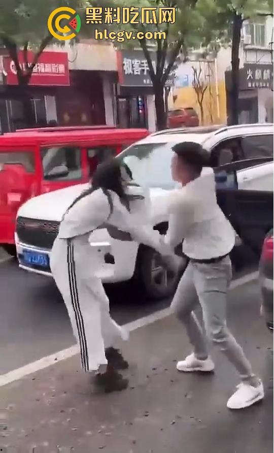 奇葩小仙女撞车先动手，结果男子十拳连击加扫把伺候，最后夹尾巴认怂小红书写小作文求网爆！-10