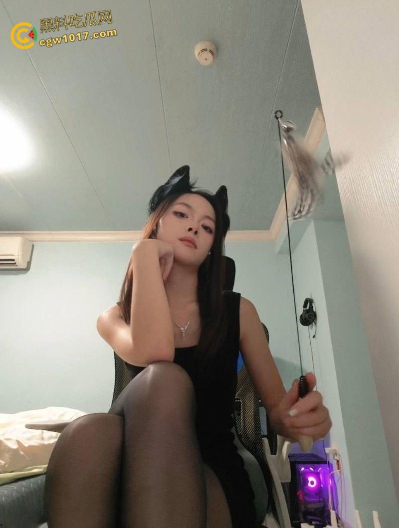 陕西小情侣聊天记录曝光，小母狗想在阳台做爱，开档jk黑丝被操的嘤嘤嘤的娇喘，每换一个姿势她都掰穴求插！-8