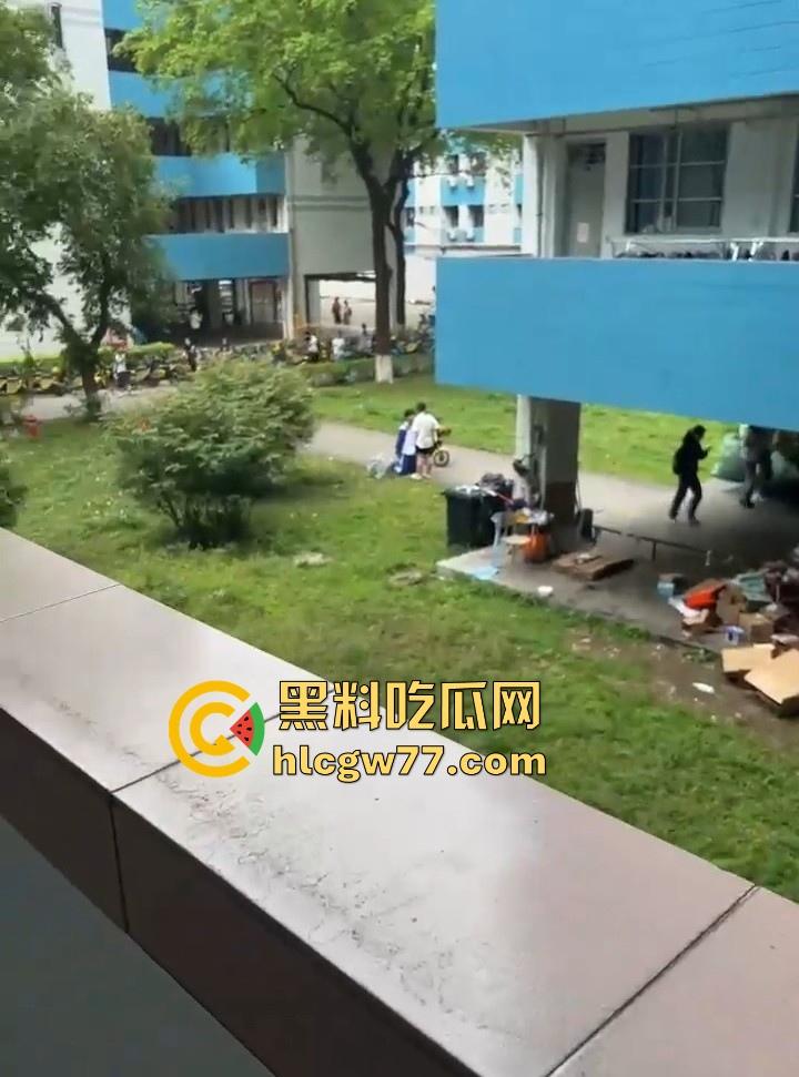 舔狗舔到最后一无所有 一高中女生宿舍楼下 一情侣吵架 男孩下跪认错遭女孩一顿连环巴掌 !-1