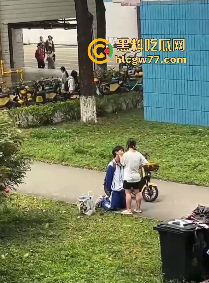 舔狗舔到最后一无所有 一高中女生宿舍楼下 一情侣吵架 男孩下跪认错遭女孩一顿连环巴掌 !-4