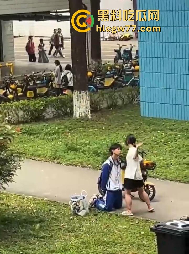 舔狗舔到最后一无所有 一高中女生宿舍楼下 一情侣吵架 男孩下跪认错遭女孩一顿连环巴掌 !-5