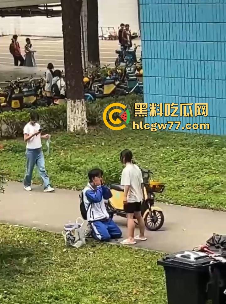 舔狗舔到最后一无所有 一高中女生宿舍楼下 一情侣吵架 男孩下跪认错遭女孩一顿连环巴掌 !-10