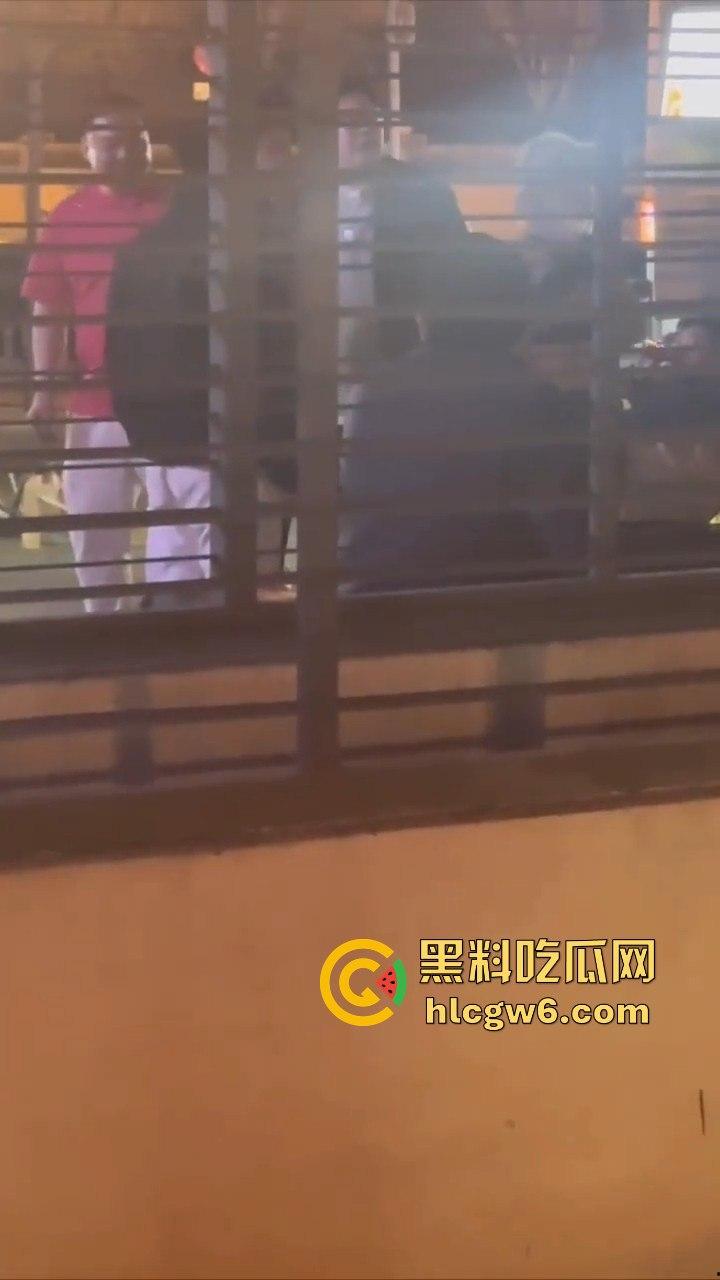 河北秦皇岛社会小妹街头吵架，一言不合就脱裤子露逼让对方操自己，惊呆路人和吃瓜群众。-1