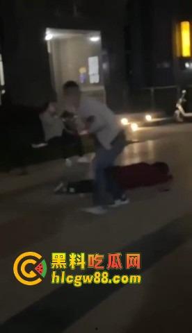 福建小区散步变地狱模式，小伙子刀仔1V3，一家三口直接被团灭，一人一刀干净利落！-5