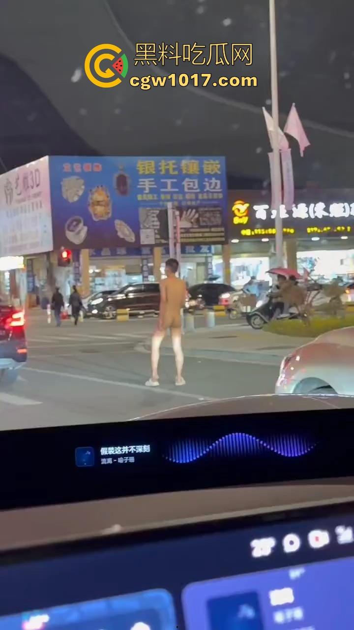 大冬天街头惊现裸男夜跑!全身脱光在车流量最大的街道夜跑,马路中央的焦点,难道什么女主人的任务啊!-4