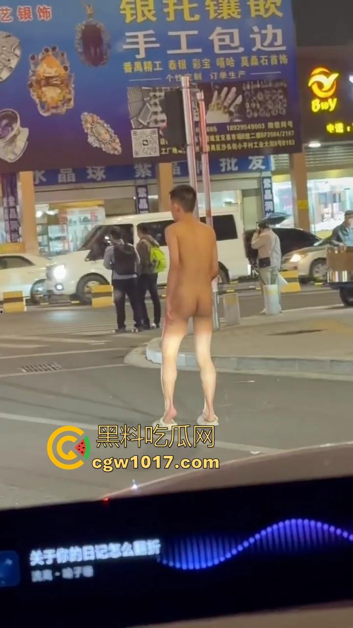 大冬天街头惊现裸男夜跑!全身脱光在车流量最大的街道夜跑,马路中央的焦点,难道什么女主人的任务啊!-7