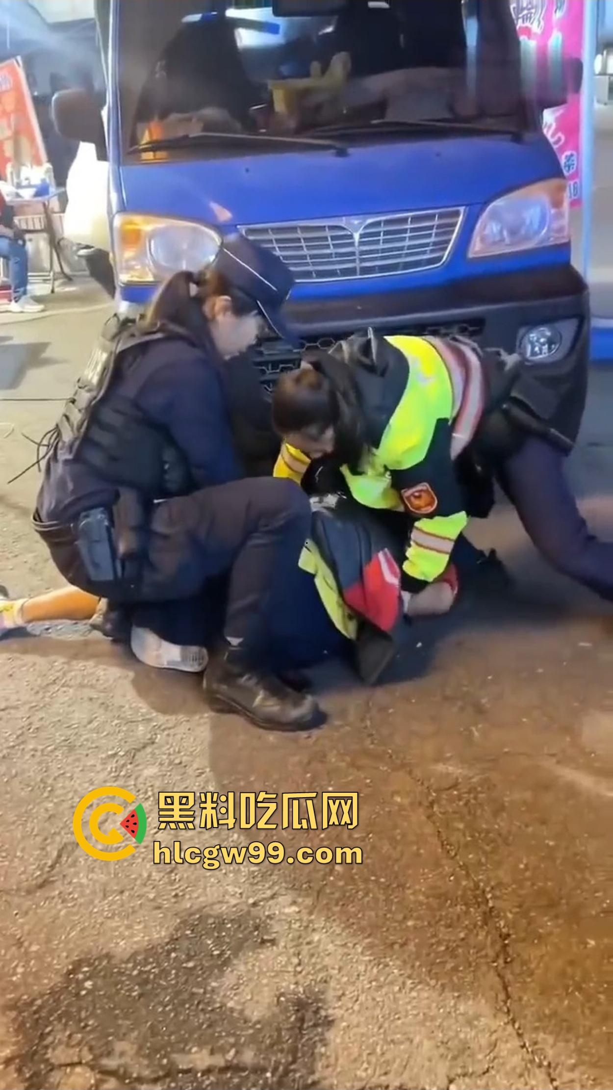 台湾女警爆表战斗力 酒懵子嘴还没嚷完就被一巴掌按翻锁喉 怕不是打醒了祖宗十八代！-5