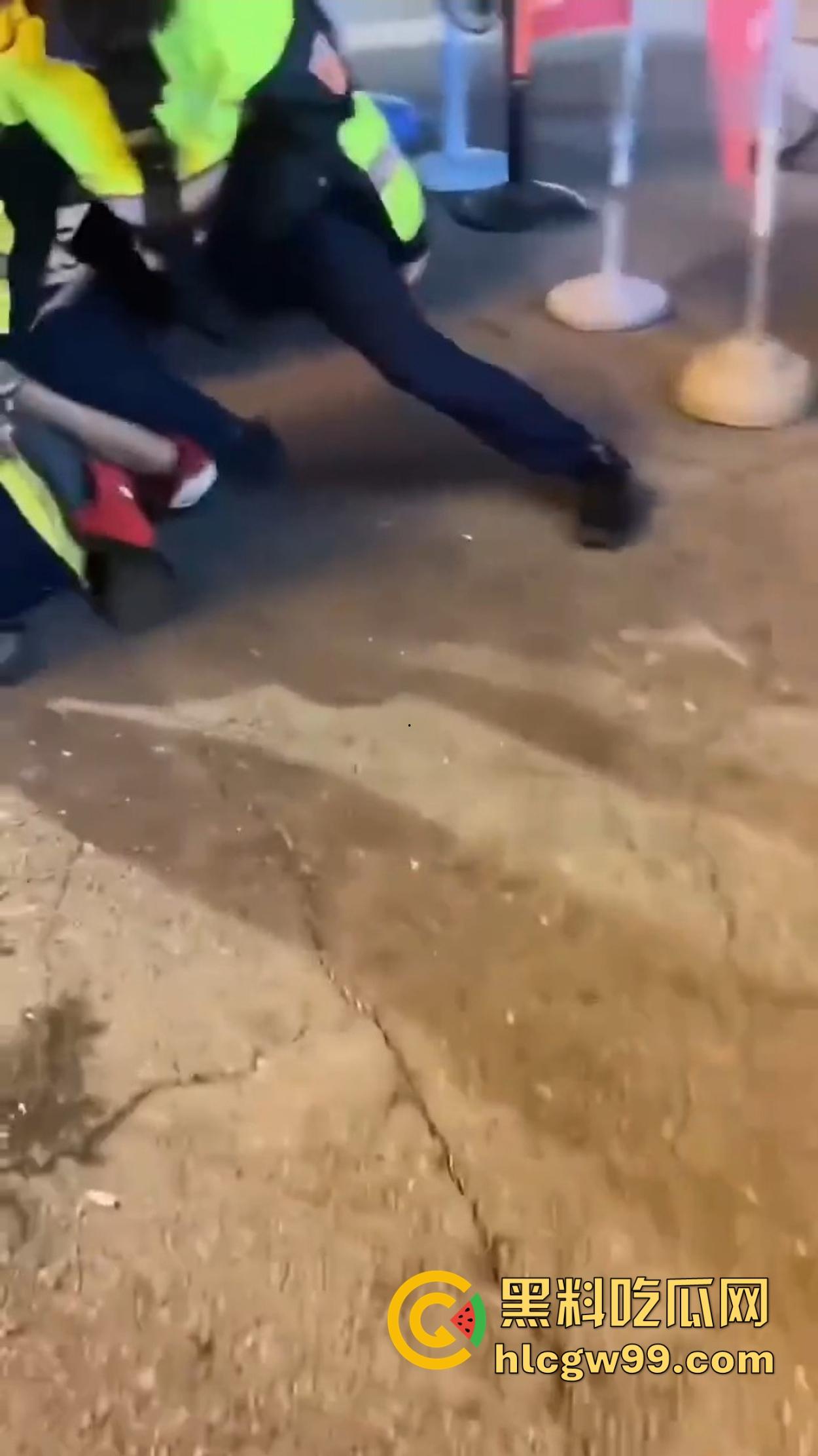 台湾女警爆表战斗力 酒懵子嘴还没嚷完就被一巴掌按翻锁喉 怕不是打醒了祖宗十八代！-9