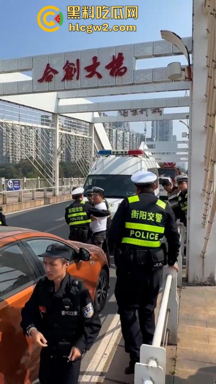 湖南衡阳小伙为求女友复合上演轻生苦肉计 中途又反悔 “桥不跳了,人还是要带走的!”-1